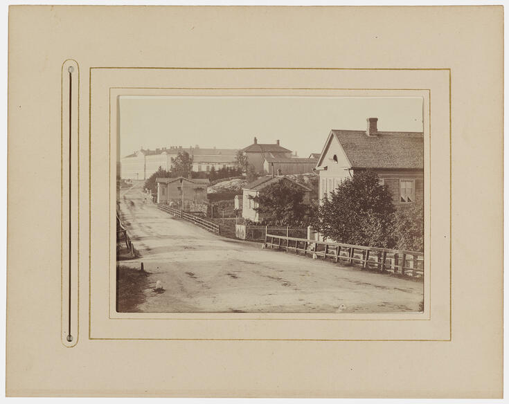 Hammarbergs villaområde och Esbo tull i förgrunden. Villaområdet Arkadia syns före kasernen.