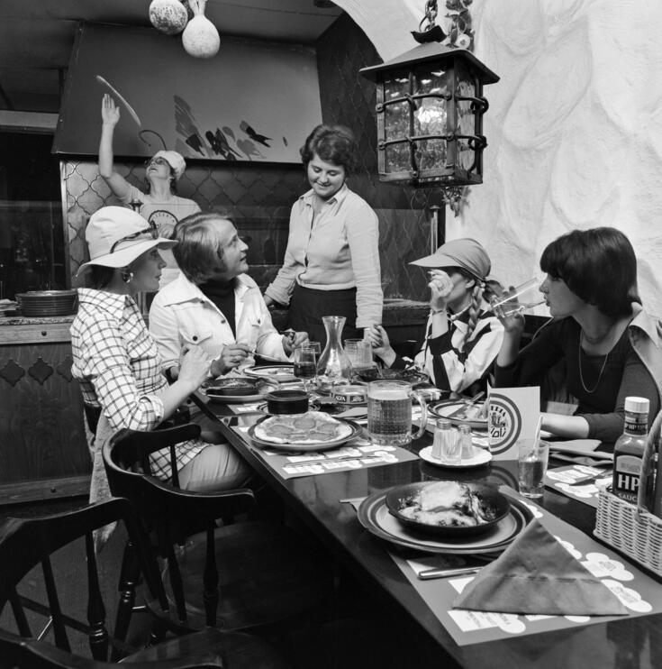 Kunder i Pizzeria Rivoli i Helsingfors år 1973. Till vänster Eeva och Kai Savolainen, i mitten restaurangens ansvariga skötare, Irma Nygren, till höger Tuula Tyynelä joch Heidi Isomaa.
