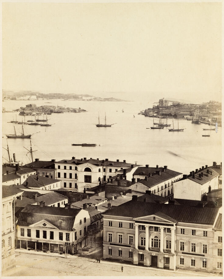 Panoraama Nikolainkirkon tornista kaakkoon, kuva 2. Etualalla Sederholmin talo ja Bockin talo eli Raatihuone, taustalla Eteläsatama.