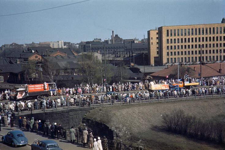 A large crowd along Mannerheimintie watching the teekkari parade. You can see the Postitalo building to the right.