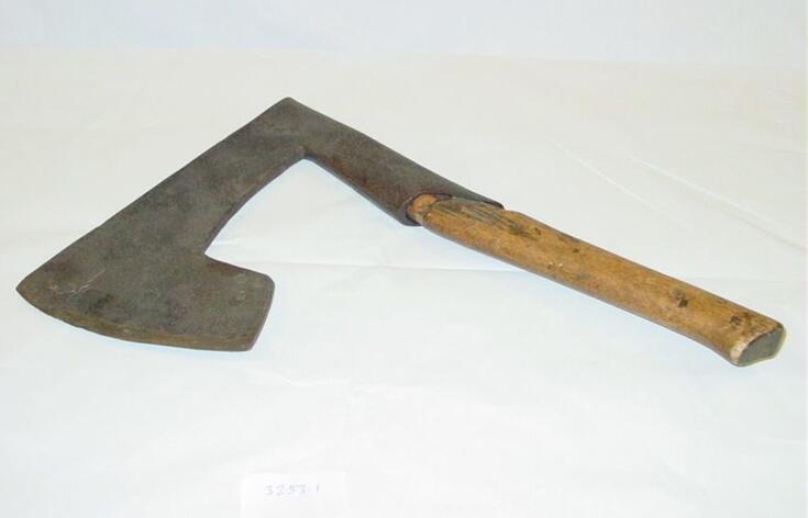 Puuvartinen kirves, pituus: 49,0 cm korkeus, terä: 29,6 cm pituus, terä: 19,5 cm