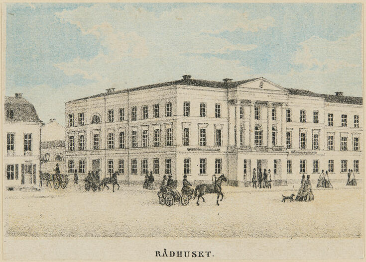 Tecknad bild av Helsingfors dåvarande rådhus. Framför huset finns fotgängare, en hund och människor i hästdragna vagnar. Till vänster syns Sederholmska huset.