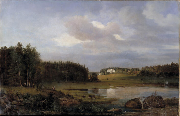 Maisema, jossa etualalla rehevöitynyttä merenlahtea ja lehmiä laiduntamassa vesijättömaalla. Vastarannalla kasvavien metsiköiden väliin jäävästä aukosta näkyy rantalinjaa myötäilevä vilkkaasti liikennöity tie Vanhaankaupunkiin sekä peltoaukeama, jonka takana mäellä puiden keskellä valkoinen kartanorakennuksineen.