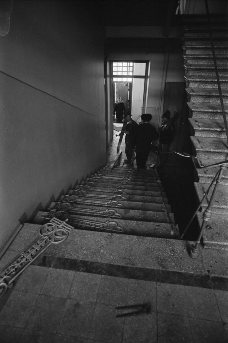 Punavuori, Sepänkatu 1. Miehiä työssä purettavan vanhan kerrostalon porrashuoneessa Sepänkatu 1:ssä. Portailla puretun porraskaiteen välikoristeita. Purettava talo oli vuonna 1897 rakennettu uusrenessanssityylinen 4-kerroksinen talo, ja sen  tilalle  rakennettiin vuonna 1972 7-kerroksinen betonielementtitalo.