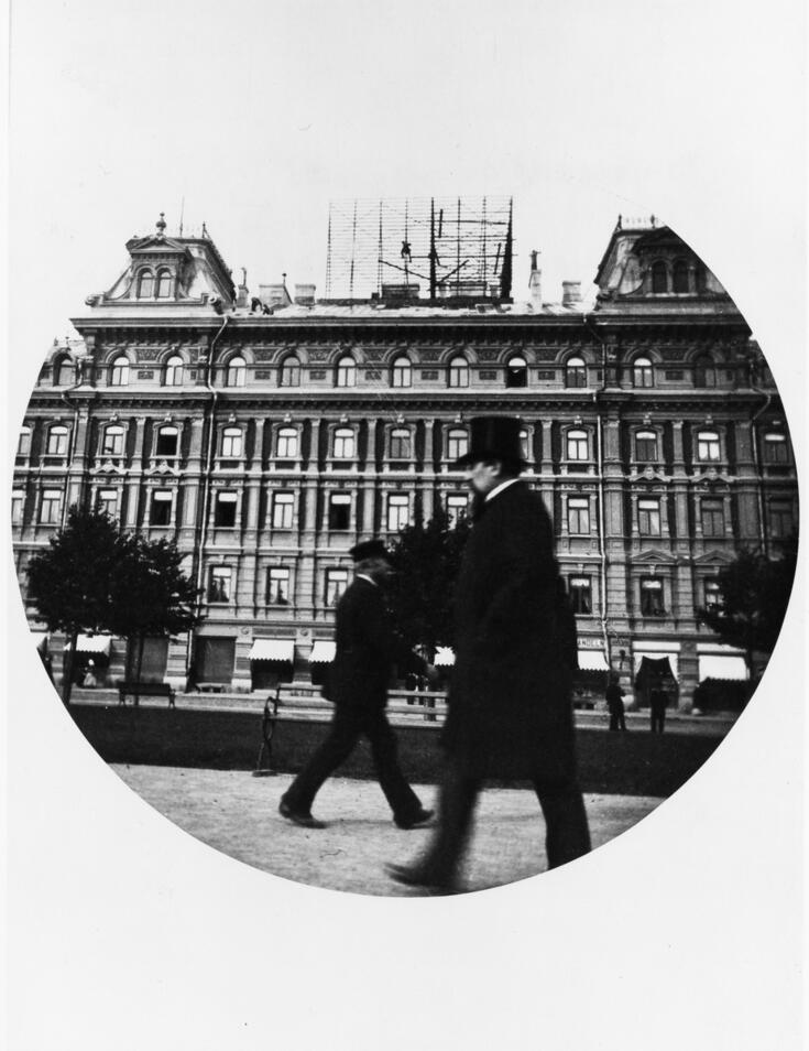 Senator Leo Mechelin på Runebergsesplanaden. I bakgrunden Norra Esplanaden 25, Grönqvists hus, arkitekt Theodor Höijer, färdigställt 1882.