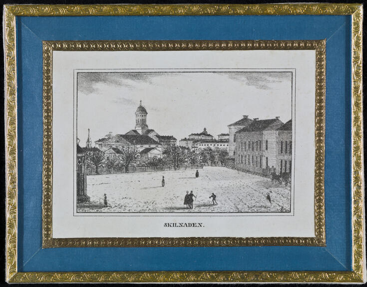 Erottaja, taustalla Nikolainkirkko, nykyinen Helsingin tuomiokirkko, joka näkyy Esplanadilla sijainneen vanhan C.L. Engelin piirtämän puisen teatterirakennuksen takaa. Oikealla aukion reunassa kaksikerroksisia asuinrakennuksia.