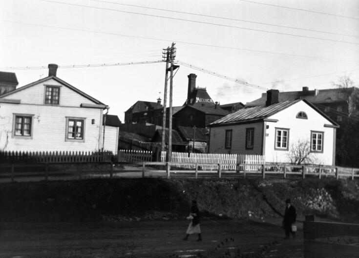 Taipale 4 ja 3 teurastuslaitokselle johtavan tien varressa. Huvilat sijaitsivat nykyisellä Hesperian Esplanadilla Eteläisen Hesperiankatu 8 ja Pohjoisen Hesperiankatu 7-9 kohdalla.