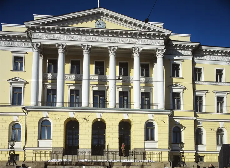 De korintiska pelarna på Senatshusets fasad är, liksom byggnadens kupol, inspirerade av Pantheon i Rom. Tanken var att visa Senatens roll inom lag och förvaltning. De joniska pelarna på Universitetets huvudbyggnad anspelar på antikens Grekland och vetenskapen och konsten där.