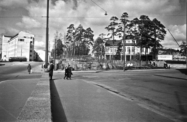 Topeliuksenkadun ja Stenbäckinkadun risteys. Takana vasemmalla Haartmaninkatu 1, oikealla puiden siimeksessä puuhuvila osoitteessa Stenbäckinkatu 