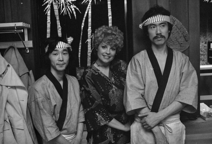 Den japanska restaurangen Yokohama, Fabriksgatan 21. Ett gruppfoto av medlemmar i personalen, iklädda den traditionella japanska klädseln kimono. I bakgrunden syns en dörröppning som är täckt med tyg som föreställer bambu. Längst till vänster syns en del av en klädställning.