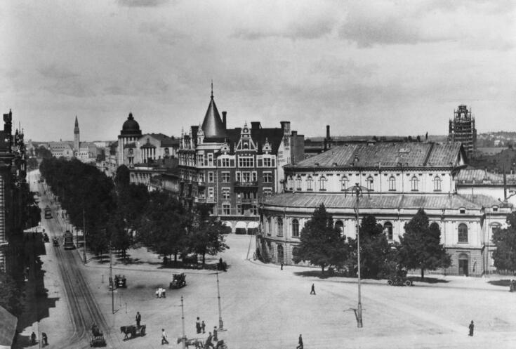 Början av Västra och Östra Henriksgatan avbildad från Skillnadens håll. Svenska teatern till höger. 