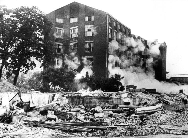 Huset håller på att rasa ihop av explosionens kraft.