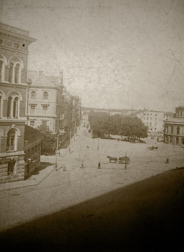 Näkymä Eroittajakadulta (nyk. Erottajankatu) luoteeseen pitkin Länsi-Henrikinkatua (nyk. Mannerheimintie). Keskellä Henrikin puistikko, kuvan vasemmassa reunassa Erottajankatu 4 - Bulevardi 2 ja oikeassa reunassa Ruotsalainen teatteri.