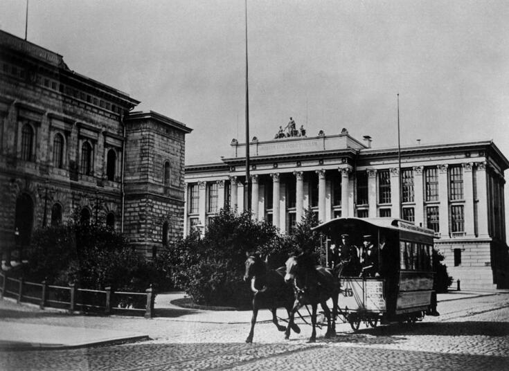 Hästspårvagn, till vänster Finlands Bank och i bakgrunden Riksarkivet.