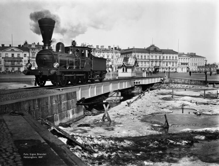 Höyryveturi satamaradalla Kauppatorilla.