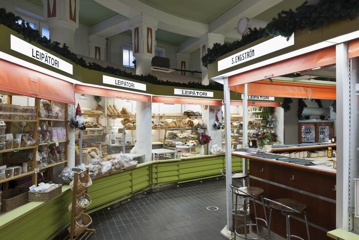 Leipätori ja S. Engströmin kahvila-konditorian kojut hallin sisällä