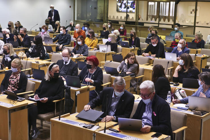 kaupunginvaltuutettuja istuu valtuustosalissa