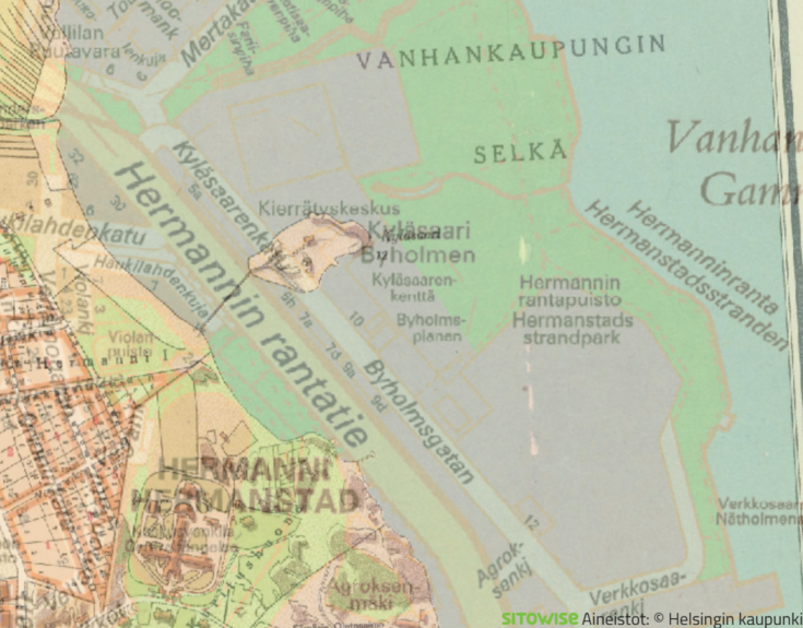 Päällekkäin on asetettu kaksi opaskarttaa, joista näkyy, miten Hermannin rantaviiva on siirtynyt maantäytön avulla 90 vuoden aikana. 