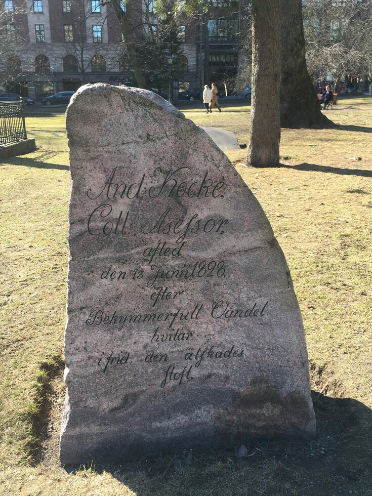 Harmaa hautapaasi, jossa on ruotsinkielinen teksti.