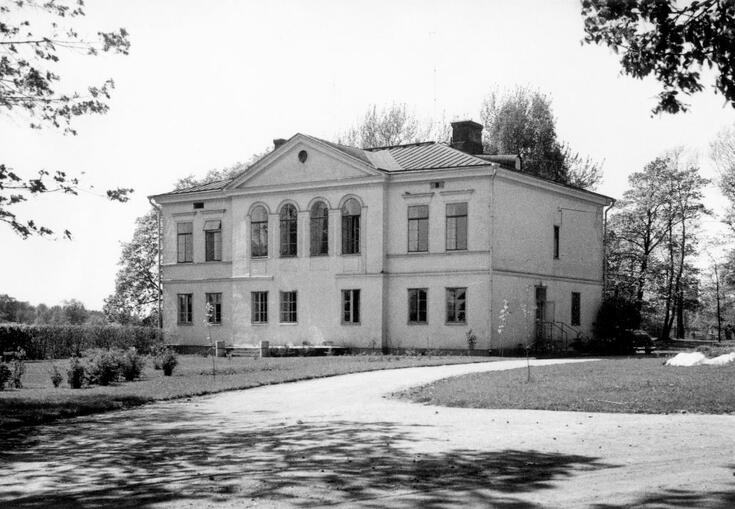 Kumpulan kartanon päärakennuksen julkisivu.