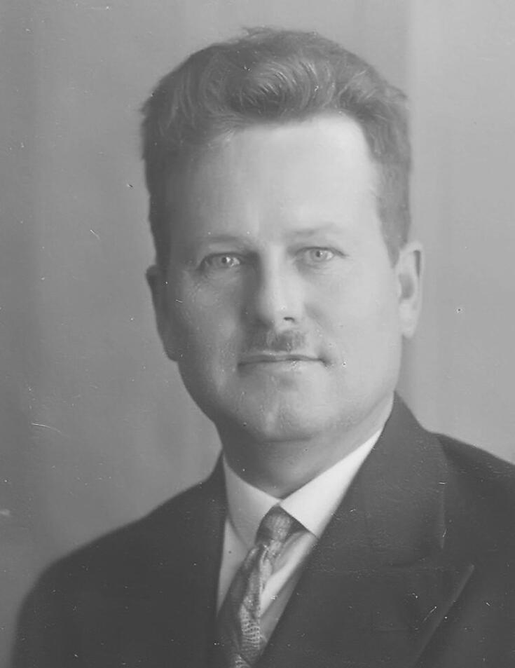 Mustavalkoinen valokuva Johannes Kunilasta.