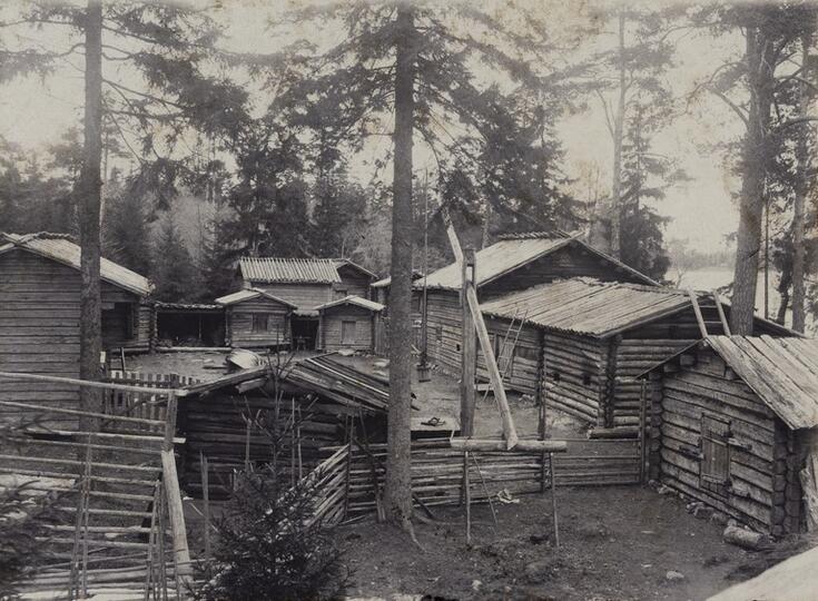 Joukko pieniä matalia torppia Seurasaaressa.