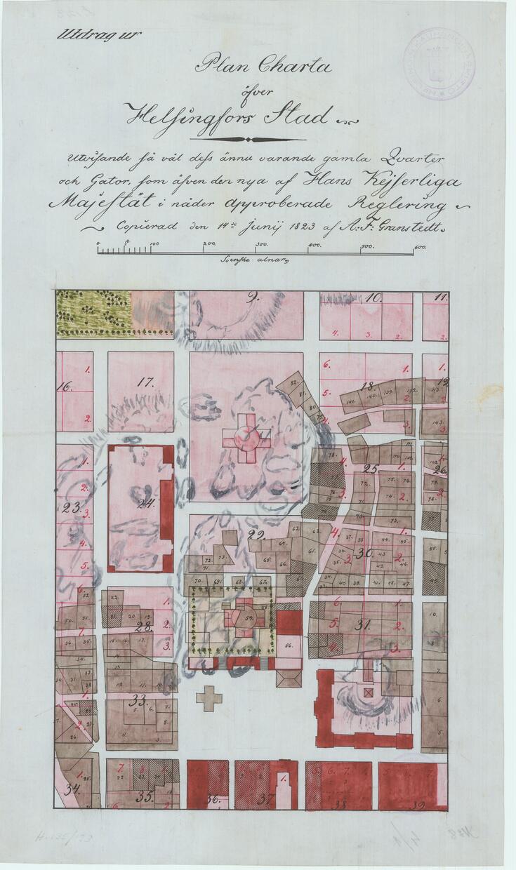 Ovanpå de gamla vägarna och kvarteren har med ljusrött utritats nya rymligare rutstadskvarter och -gator. Med mörkrött är de ställen utritade som redan bebyggts i enlighet med den nya detaljplanen. 