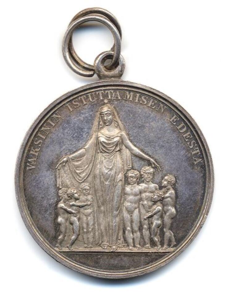 Rokottajien mitalin takapuoli. Mitalissa kuvattuna terveyden jumalatar Hygieira suojelemassa lapsia käsiensä alla.