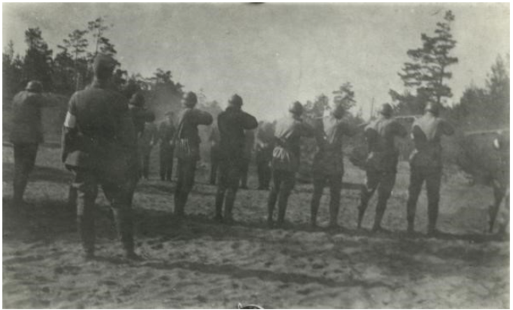 Takaapäin otetussa kuvassa näkyy miehiä ampumassa toisia miehiä.