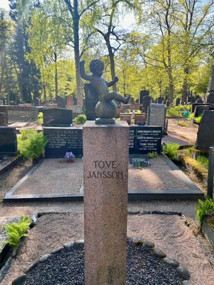 Kapeassa korkeahkossa punagraniittipaadessa lukee TOVE JANSSON. Paaden päällä on pieni pronssiveistos, joka esittää pallon päällä istuvaa pikkulasta. 