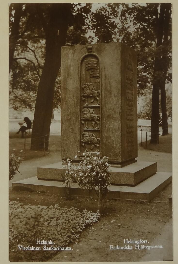 Ett postkort med ett svartvitt fotografi av minnesmärket och texten Helsinki, Virolainen Sankarihauta ja  Helsingfors, Estländska Hjältegraven