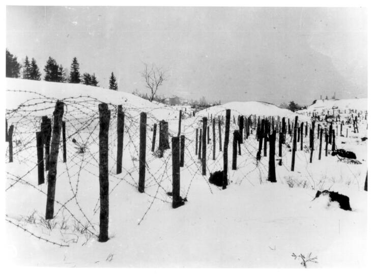 taggtrådshinder i en snöig lsluttning