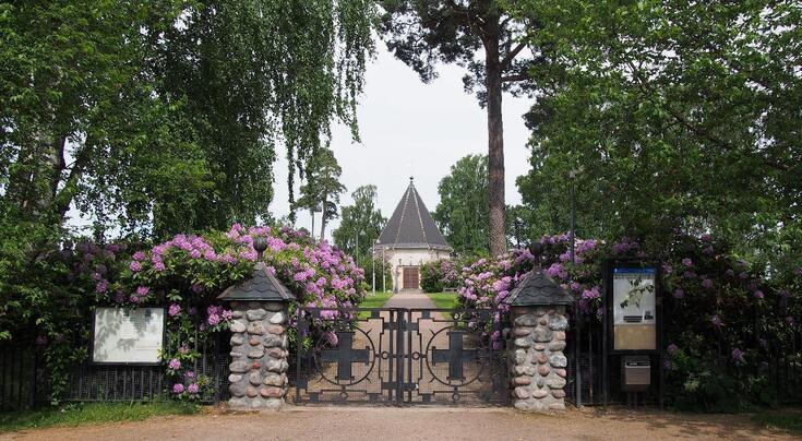 Edessä Kulosaaren hautausmaan siunauskappeli, jonka on suunnitellut Armas Lindgren. Se vihittiin käyttöön lokakuussa 1927. Kulosaaren hautausmaa, jota kutsutaan myös Leposaaren hautausmaaksi, on pienin Helsingin seurakuntayhtymän hallintaan kuuluvista hautausmaista. Se sijaitsee Kulosaaren pohjoispuolella pienessä Leposaaressa, jota yhdistää Kulosaareen kapea pengertie. Kulosaaren hautausmaan pinta-ala on noin kaksi hehtaaria.