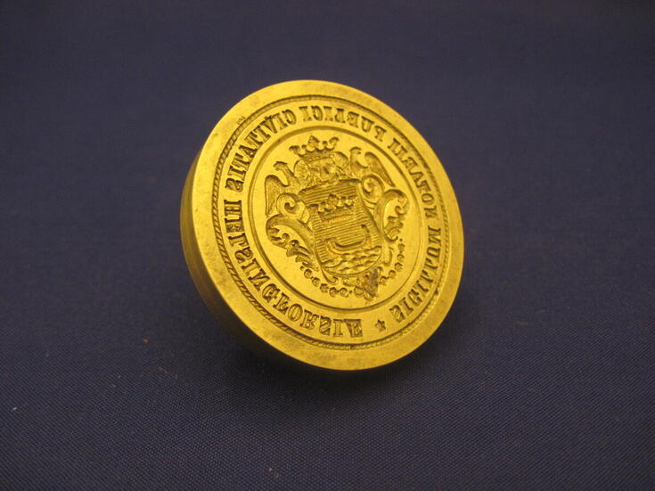 Pyöreä leimasin, jonka keskellä on kaupungin vaakuna. Reunoja kiertää teksti SIGILLUM NOTARII PUBLICI CIVIT HELSINGFORSIAE * (Helsingin julkisen notaarin sinetti)