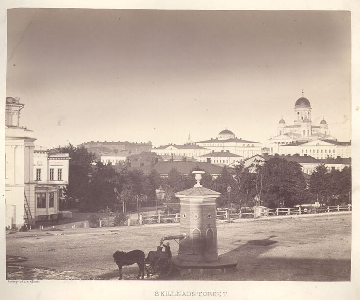 Skillnadstorget i Helsingfors. En brunn på torget där en person fyller en hästdragen tunna med vatten.