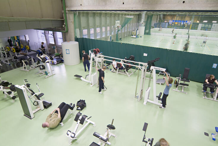 Ylhäältä otetussa kuvassa on ihmisiä kuntosalilla. 
