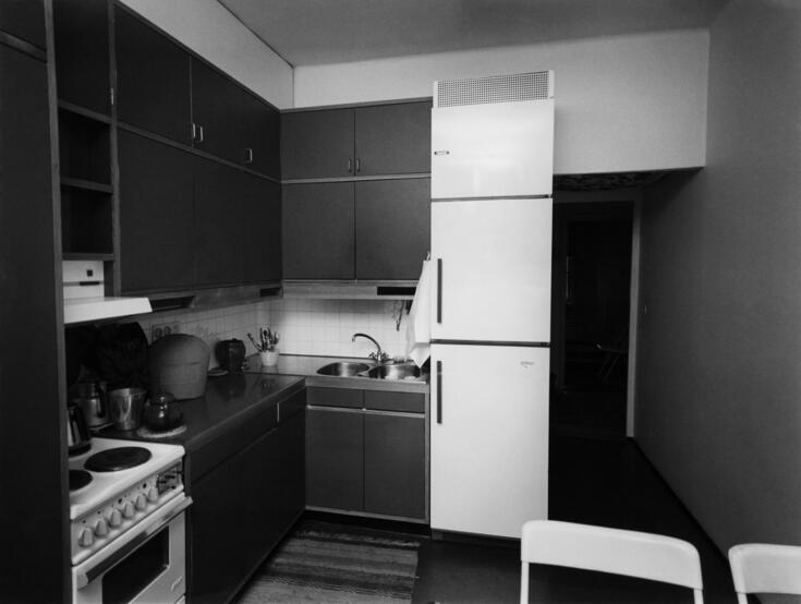 Tummasävyinen vasta remontoitu keittiö.