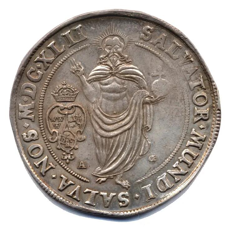 Takasivu: SALVATOR MUNDI SALVA NOS, vuosiluku. Seisova Kristus, vasemmalla kolmijakoisessa kilvessä ns. Svean ja Götan vaakunat sekä alimpana Vasa-suvun vaakuna.