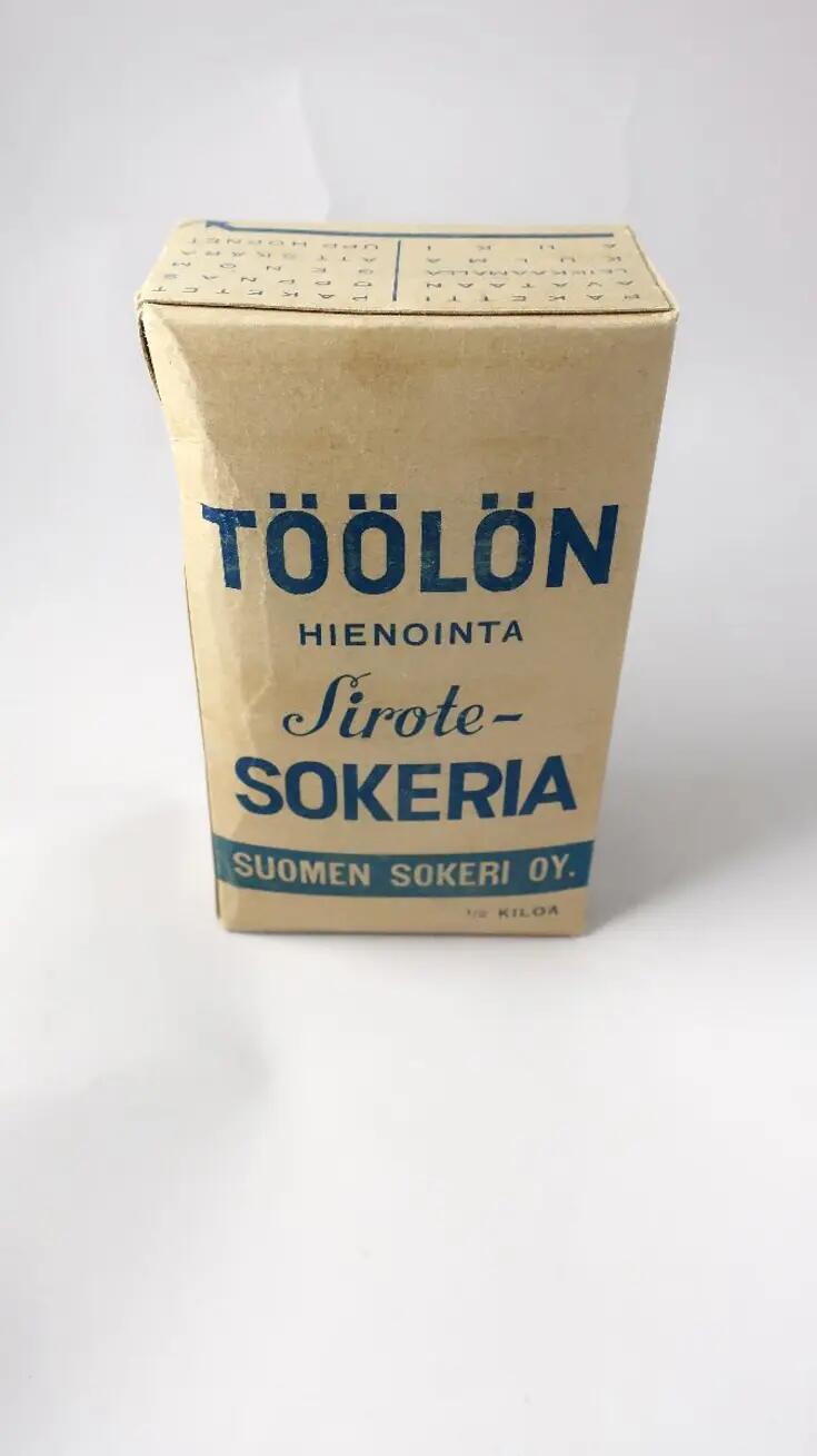 Pienehkö suorakaiteen mallinen pahvinen tuotepakkaus - Sirotesokeria/hienoasokeria. Avaamaton. Paketin pohjaa lukuunottamatta kaikilla sivuilla sinistä painatusta. Alareunaa kiertää sininen painettu raita.