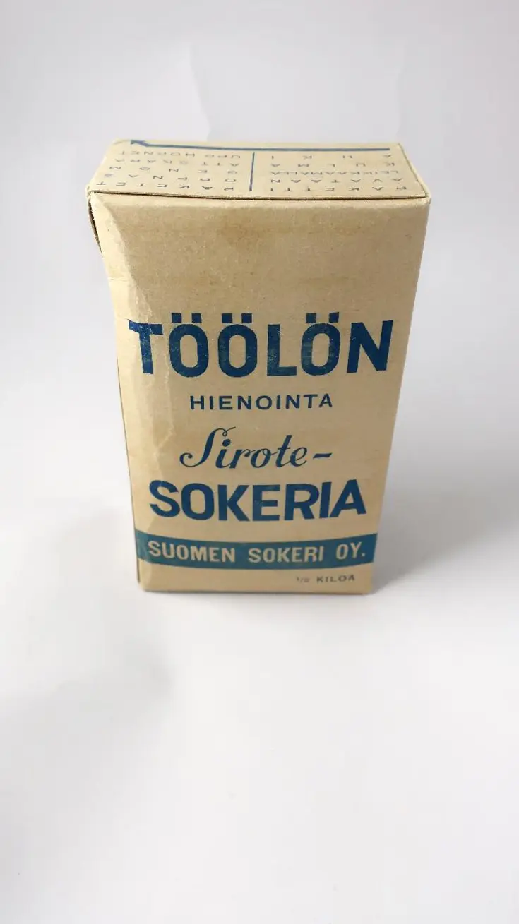 En oöppnad rektangulär förpacknig som har varit vit men gulnat. Den bär i blått texten Sirotesokeria/hienoasokeria.