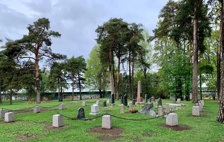Det finns fortfarande några rester kvar av begravningsplatsen som användes 1826–1930. Begravningsplatsens rester ligger norr om den judiska begravningsplatsen och S:t Nikolaus församlings ortodoxa begravningsplats, i det nuvarande parkområdet mellan Sandnäsvägen och Sandstrandsvägen. Kring de återstående gravstenarna finns metallkedjor som fästs på stenhällar. På väggen bakom parken har målats graffiti.