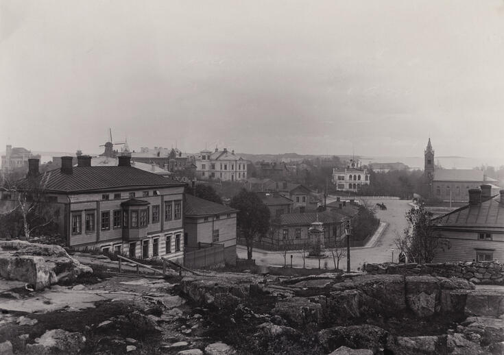 Observatoriegatan 8 och 10 samt Ulrikagatan 3 och 1. I bakgrunden Östra Parkvägen 1 och 2 samt romersk-katolska Sant Henriks kyrkan. Utsikt från Observatoriebacken mot Brunnsparken. I mitten av bilden en öppen plats med en brunn.