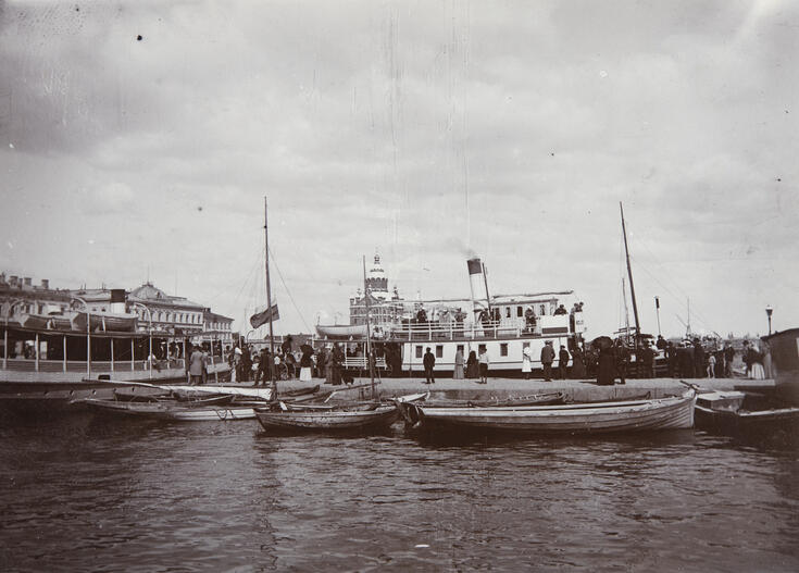 Näkymä Eteläsataman Kolera-altaasta Pohjoiseen laiturihaaraan (nyk. Lyypekinlaituri), jossa matkustajalaivoja.