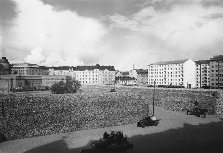 Väldiga vedstaplar fyller hela Hagnäs torg