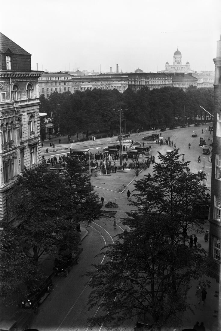 Bulevardin alkupään yläpuolelta ilmasta otettu kuva, jossa näkyy raitiotien kiskotöitä keskellä Erottajaa.