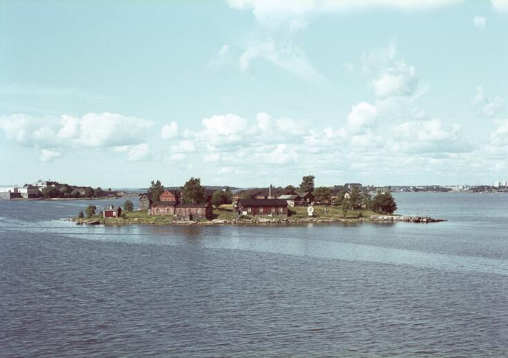 Lonnan saari kesäpäivänä kuvattuna.