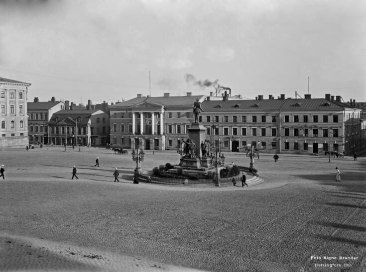 Black and white photo of Alexander II's statue in the middle of the square