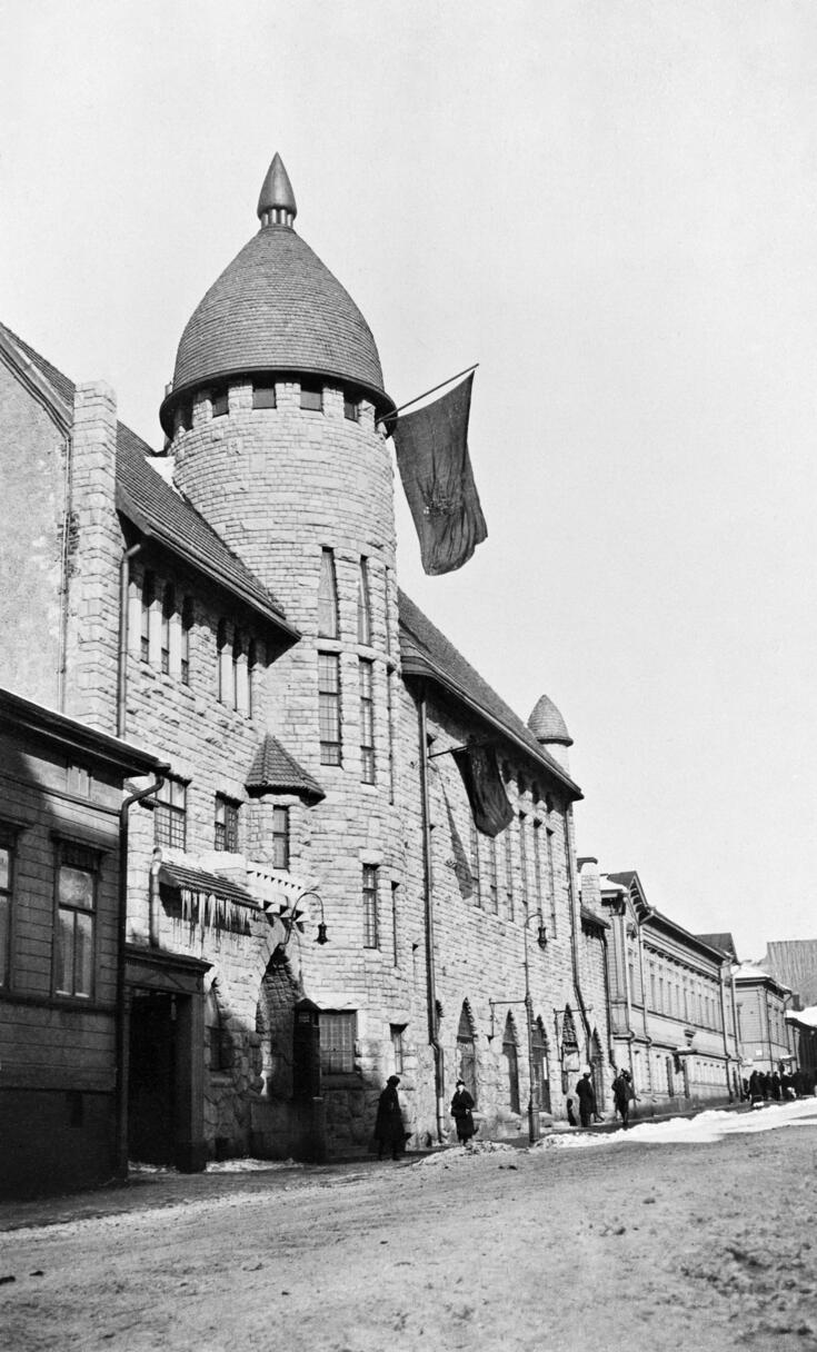  Lejonfanan (Finlands gamla flagga) hissad i tornet på Tekniska Högskolans studentkårs hus vid Andreagatan (numera Lönnrotsgatan)