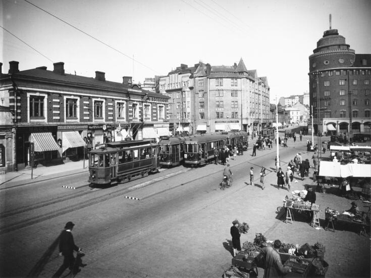 Vy över Broholmsgatan vid Hagnäs torg 1931, åt nuvarande Cirkelhusets håll. Uppe till höger Arenahuset.