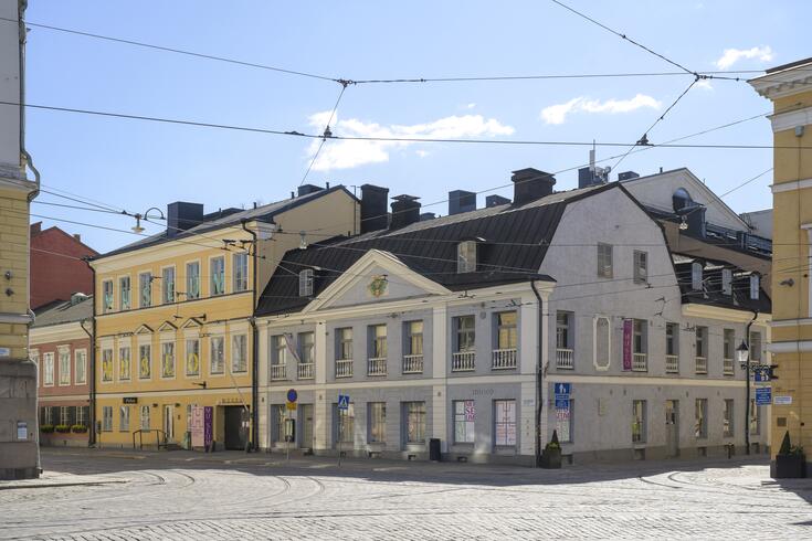 Kuva vaaleansinisestä rakennuksesta joka on tyyliltään uusklassinen